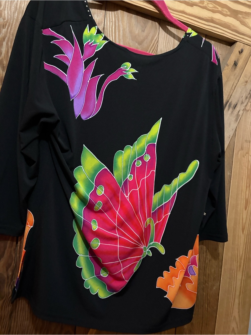 Women's Black Butterfly-Print Scoop Neck Top - Vibrant Pink & Green